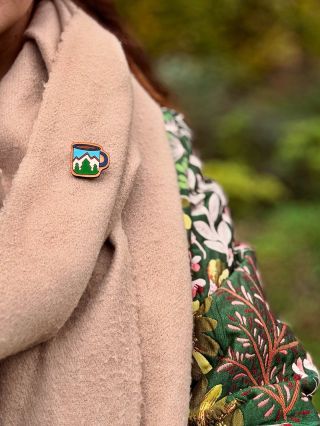 Dřív, než vykopneme vánoční kolekci novinek, nabízíme první vlaštovku 🐦 ze sekce pro turisty. Dřevěná, ručně vyrobená brož...