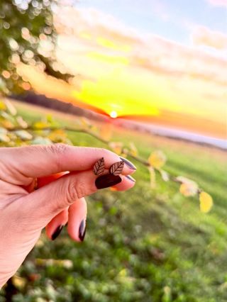 Kolik dní zbývá, než všechny listy 🍂 opadnou, nevíme. Jisté ale je, že dřevěné, ručně vyrobené náušnice Listy budou uši...