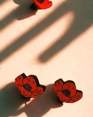 Malý symbol velké vděčnosti 🌸 #denvalecnychveteranu #vlcimak #polak #bypolak #nausnice #earrings #drevenenausnice...