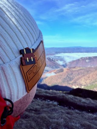 V nížinách by se skoro dalo říct, že přichází jaro, no v kopcích pěkně fouká! Nasadit čepice 👲, ozdobit je stylovou broží...